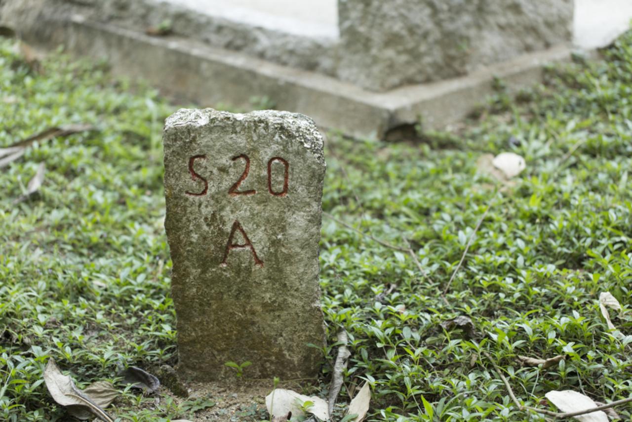 香港墳場歷史久遠，部分區域路標以石為記，石頭也早被風霜磨鈍。（潘思穎攝）