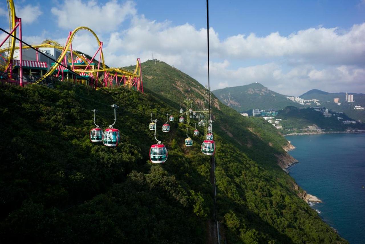 海洋公園的纜車連接兩大園區，為該主題樂園一大特色。（謝浩然攝）