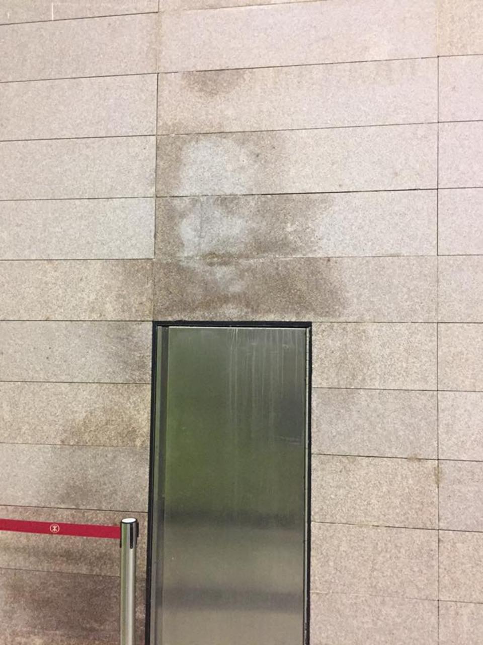 近日有網民發現港大站的牆壁上，有疑似男性的人臉圖案，相當驚嚇。（fb群組「西環變幻時」圖片）