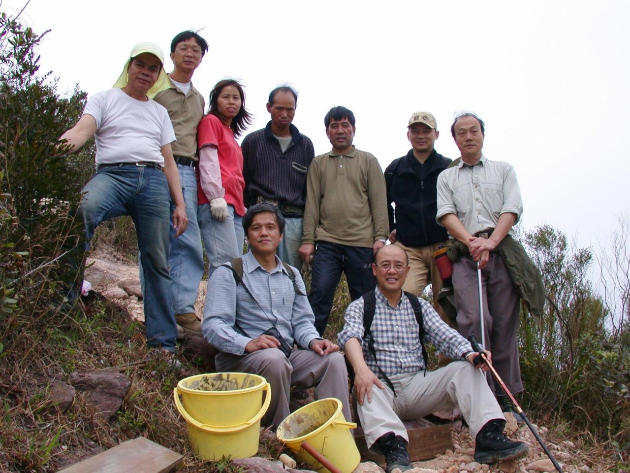 在任漁護署期間，王福義（前排右一）不時與同事上山視察和修路。（受訪者提供圖片）
